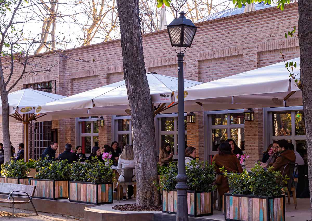 Votre restaurant avec terrasse, pour le déjeuner ou le dîner, tout près de chez vous.