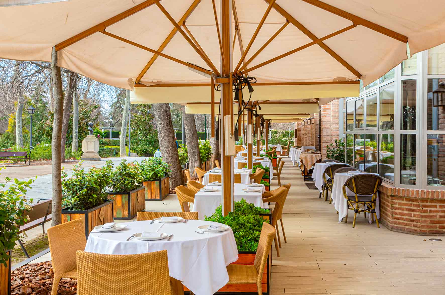 le-pavillon-restaurant-tables-terrasse